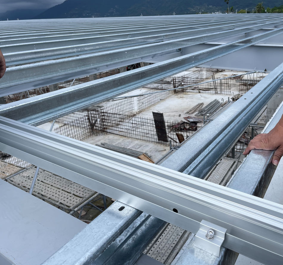 Indoor Fish Farming with PV Solar Mounting Structure Produced by Xiamen Huge Energy is under Construction in Taidong City!